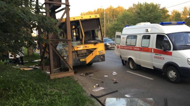 ДТП с участием маршрутного автобуса в Ижевске. 23 августа 2019 ДТП с участием маршрутного автобуса в Ижевске. 23 августа 2019