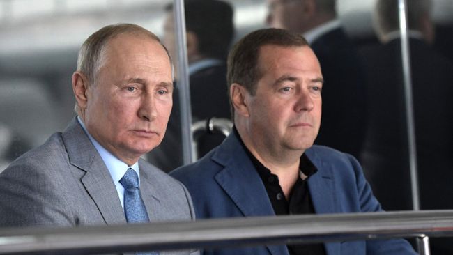 Президент РФ В. Путин и премьер-министр РФ Д. Медведев Президент РФ В. Путин и премьер-министр РФ Д. Медведев