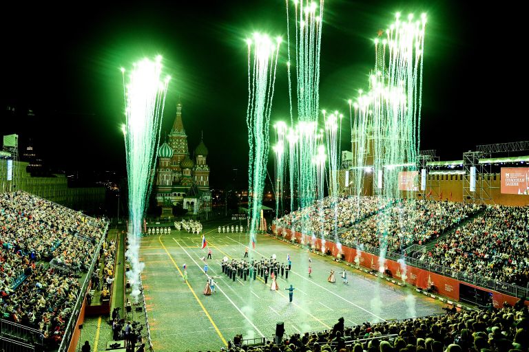 Военный оркестр штаба Северо-Западного ордена Красной Звезды округа войск Национальной гвардии РФ на торжественной церемонии открытия XII Международного военно-музыкального фестиваля Спасская башня на Красной площади в Москве Военный оркестр штаба Северо-Западного ордена Красной Звезды округа войск Национальной гвардии РФ на торжественной церемонии открытия XII Международного военно-музыкального фестиваля Спасская башня на Красной площади в Москве