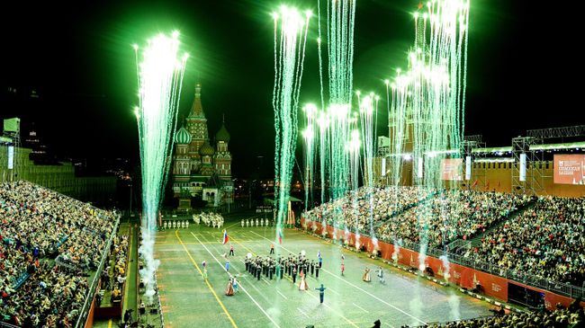 Военный оркестр штаба Северо-Западного ордена Красной Звезды округа войск Национальной гвардии РФ на торжественной церемонии открытия XII Международного военно-музыкального фестиваля Спасская башня на Красной площади в Москве Военный оркестр штаба Северо-Западного ордена Красной Звезды округа войск Национальной гвардии РФ на торжественной церемонии открытия XII Международного военно-музыкального фестиваля Спасская башня на Красной площади в Москве