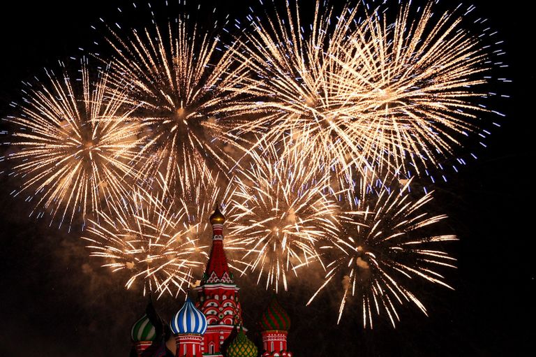 Салют на торжественной церемонии открытия XII Международного военно-музыкального фестиваля Спасская башня на Красной площади в Москве Салют на торжественной церемонии открытия XII Международного военно-музыкального фестиваля Спасская башня на Красной площади в Москве