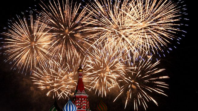 Салют на торжественной церемонии открытия XII Международного военно-музыкального фестиваля Спасская башня на Красной площади в Москве Салют на торжественной церемонии открытия XII Международного военно-музыкального фестиваля Спасская башня на Красной площади в Москве