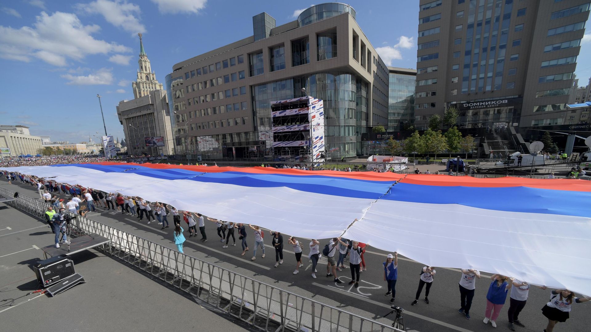 Участники флешмоба в честь Дня государственного флага России на проспекте Сахарова в Москве Участники флешмоба в честь Дня государственного флага России на проспекте Сахарова в Москве - РИА Новости, 1920, 24.08.2019