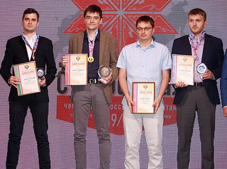 Евгений Томашевский (второй слева) после победы в Суперфинале чемпионата России Евгений Томашевский (второй слева) после победы в Суперфинале чемпионата России
