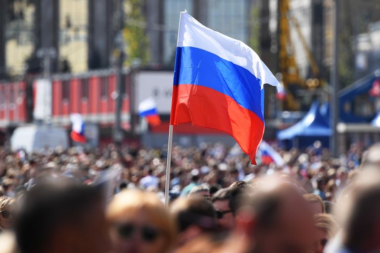 Участники флешмоба в честь Дня государственного флага России на проспекте Сахарова в Москве Участники флешмоба в честь Дня государственного флага России на проспекте Сахарова в Москве