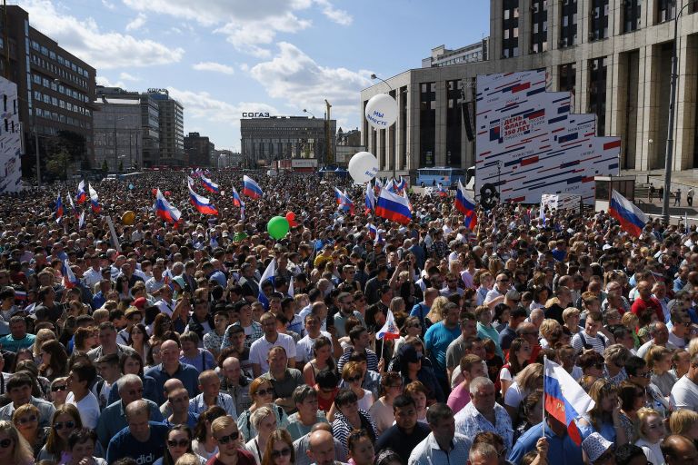 Участники флешмоба в честь Дня государственного флага России на проспекте Сахарова в Москве Участники флешмоба в честь Дня государственного флага России на проспекте Сахарова в Москве
