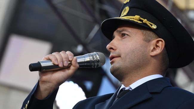 Командир аварийно севшего в поле лайнера Airbus А321 авиакомпании Уральские авиалинии Дамир Юсупов Командир аварийно севшего в поле лайнера Airbus А321 авиакомпании Уральские авиалинии Дамир Юсупов