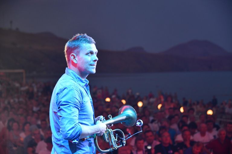 Музыкант Нильс Вюлькер выступает на фестивале Koktebel Jazz Party в Крыму Музыкант Нильс Вюлькер выступает на фестивале Koktebel Jazz Party в Крыму