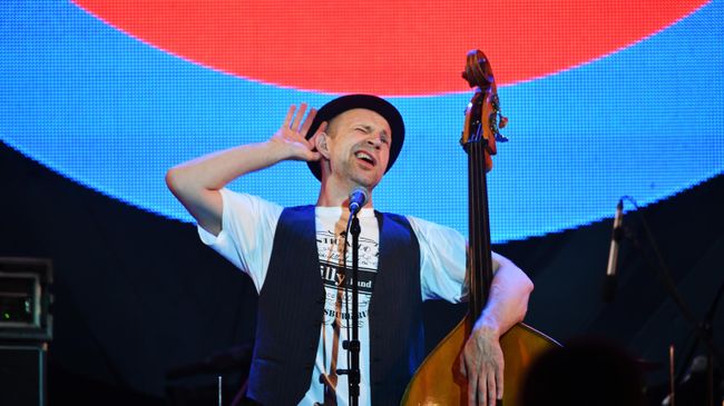Музыкант группы Billy’s Band Билли Новик выступает на фестивале Koktebel Jazz Party в Крыму. Музыкант группы Billy’s Band Билли Новик выступает на фестивале Koktebel Jazz Party в Крыму.