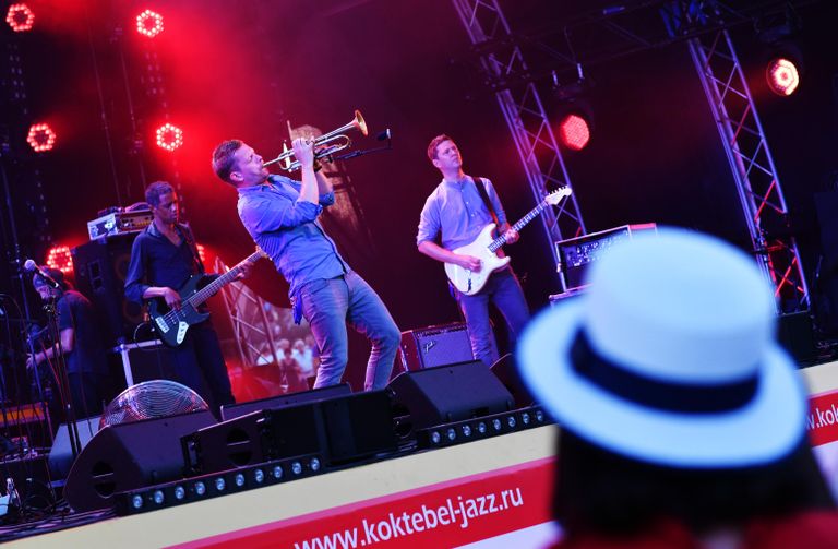 Музыкант Нильс Вюлькер выступает на фестивале Koktebel Jazz Party в Крыму Музыкант Нильс Вюлькер выступает на фестивале Koktebel Jazz Party в Крыму