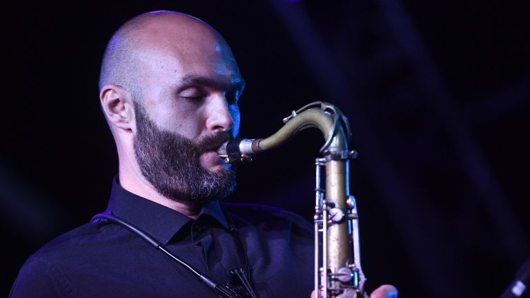 Джазовый музыкант, основатель оркестра SG BIG BAND Сергей Головня во время выступления на 17-м международном музыкальном фестивале Koktebel Jazz Party в Крыму Джазовый музыкант, основатель оркестра SG BIG BAND Сергей Головня во время выступления на 17-м международном музыкальном фестивале Koktebel Jazz Party в Крыму