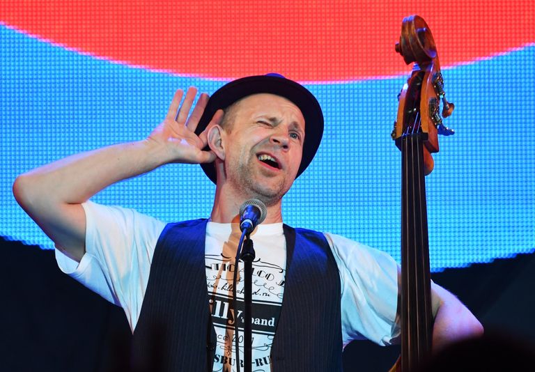 Музыкант группы Billy’s Band Билли Новик выступает на фестивале Koktebel Jazz Party в Крыму Музыкант группы Billy’s Band Билли Новик выступает на фестивале Koktebel Jazz Party в Крыму