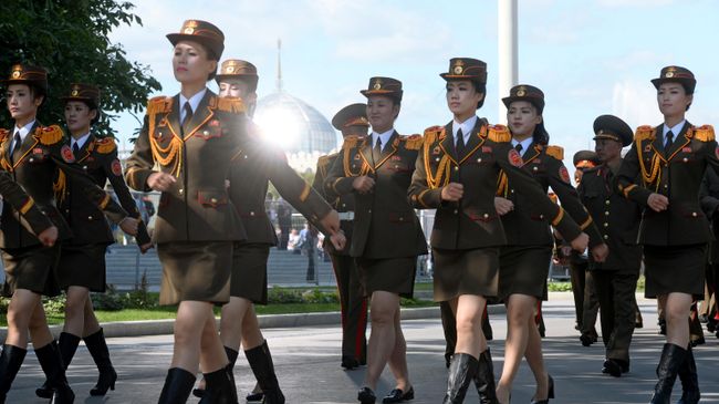 Военный оркестр Народной армии Корейской Народно-Демократической Республики во время торжественного шествия участников фестиваля Спасская башня на ВДНХ Военный оркестр Народной армии Корейской Народно-Демократической Республики во время торжественного шествия участников фестиваля Спасская башня на ВДНХ