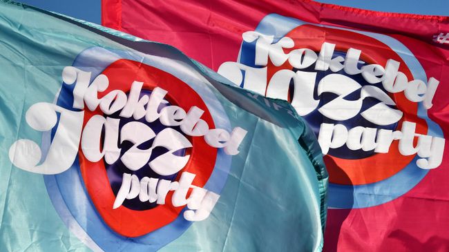 Флаги с символикой ежегодного международного джазового фестиваля Koktebel Jazz Party в Коктебеле Флаги с символикой ежегодного международного джазового фестиваля Koktebel Jazz Party в Коктебеле