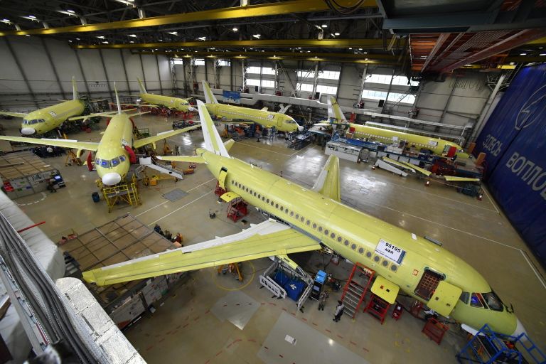 Самолеты Sukhoi Superjet 100 в цехе окончательной сборки на заводе имени Гагарина в Комсомольске-на-Амуре