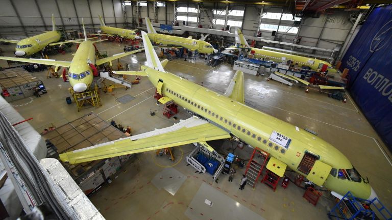 Самолеты Sukhoi Superjet 100 в цехе окончательной сборки на заводе имени Гагарина в Комсомольске-на-Амуре Самолеты Sukhoi Superjet 100 в цехе окончательной сборки на заводе имени Гагарина в Комсомольске-на-Амуре