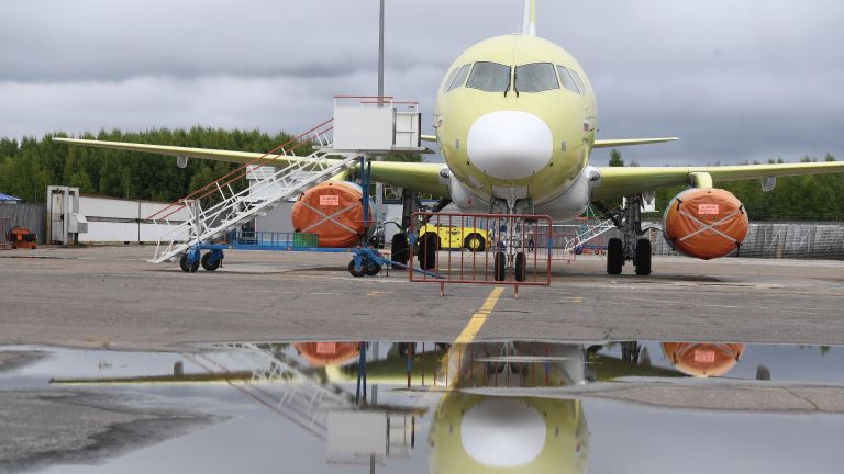 Самолет Sukhoi Superjet 100 на заводе имени Гагарина в Комсомольске-на-Амуре Самолет Sukhoi Superjet 100 на заводе имени Гагарина в Комсомольске-на-Амуре