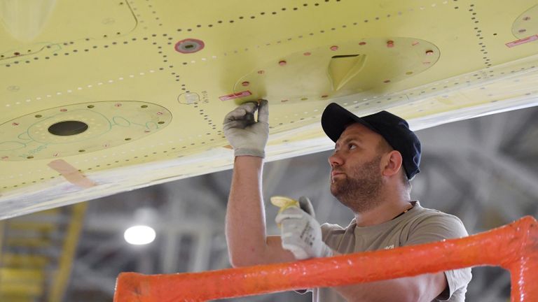 Рабочий в цехе окончательной сборки самолетов Sukhoi Superjet 100 на заводе имени Гагарина в Комсомольске-на-Амуре Рабочий в цехе окончательной сборки самолетов Sukhoi Superjet 100 на заводе имени Гагарина в Комсомольске-на-Амуре