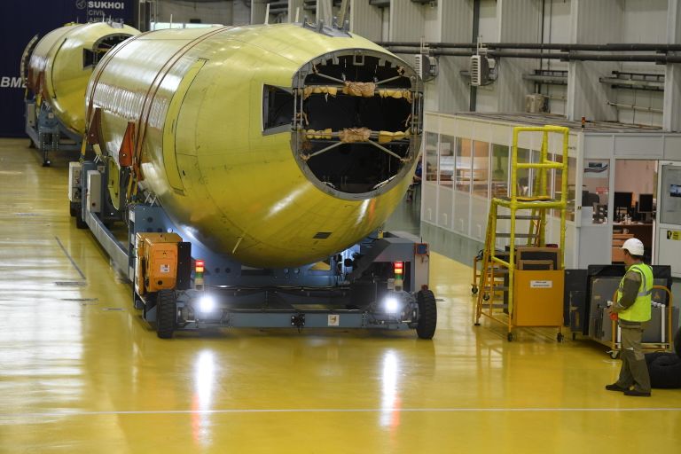 Перемещение фюзеляжа самолета Sukhoi Superjet 100 по цеху на заводе имени Гагарина в Комсомольске-на-Амуре