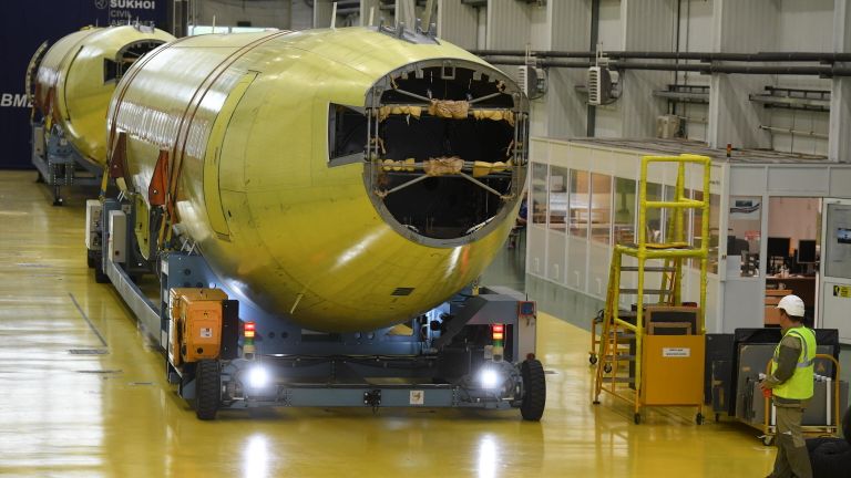 Перемещение фюзеляжа самолета Sukhoi Superjet 100 по цеху на заводе имени Гагарина в Комсомольске-на-Амуре Перемещение фюзеляжа самолета Sukhoi Superjet 100 по цеху на заводе имени Гагарина в Комсомольске-на-Амуре