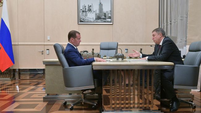 Председатель правительства РФ Дмитрий Медведев и губернатор Брянской области Александр Богомаз во время встречи. 26 августа 2019 Председатель правительства РФ Дмитрий Медведев и губернатор Брянской области Александр Богомаз во время встречи. 26 августа 2019