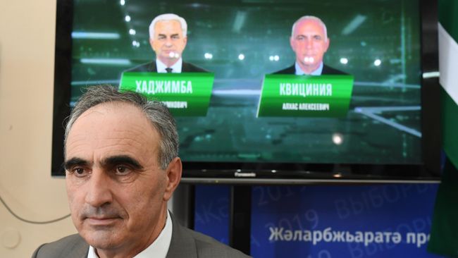 Председатель ЦИК Абхазии Тамаз Гогия на пресс-конференции о предварительных итогах голосования на выборах президента Абхазии. 26 августа 2019 Председатель ЦИК Абхазии Тамаз Гогия на пресс-конференции о предварительных итогах голосования на выборах президента Абхазии. 26 августа 2019