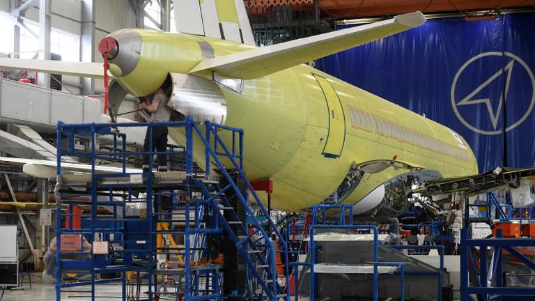 Самолет Sukhoi Superjet 100 в цехе окончательной сборки на заводе имени Гагарина в Комсомольске-на-Амуре Самолет Sukhoi Superjet 100 в цехе окончательной сборки на заводе имени Гагарина в Комсомольске-на-Амуре