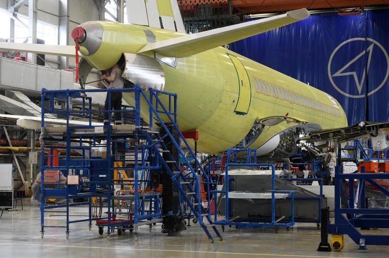Самолет Sukhoi Superjet 100 в цехе окончательной сборки на заводе имени Гагарина в Комсомольске-на-Амуре