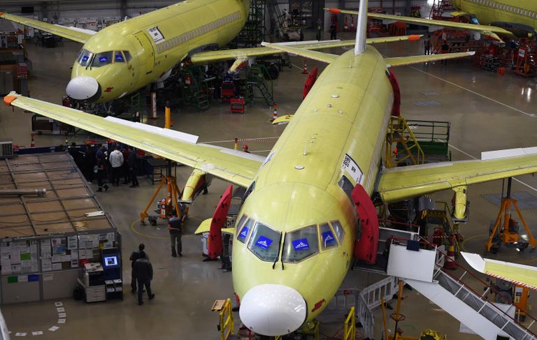 Самолеты Sukhoi Superjet 100 в цехе окончательной сборки на заводе имени Гагарина в Комсомольске-на-Амуре