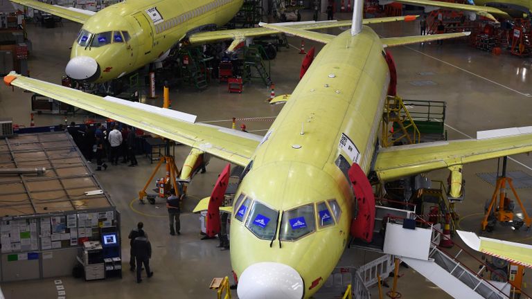 Самолеты Sukhoi Superjet 100 в цехе окончательной сборки на заводе имени Гагарина в Комсомольске-на-Амуре Самолеты Sukhoi Superjet 100 в цехе окончательной сборки на заводе имени Гагарина в Комсомольске-на-Амуре