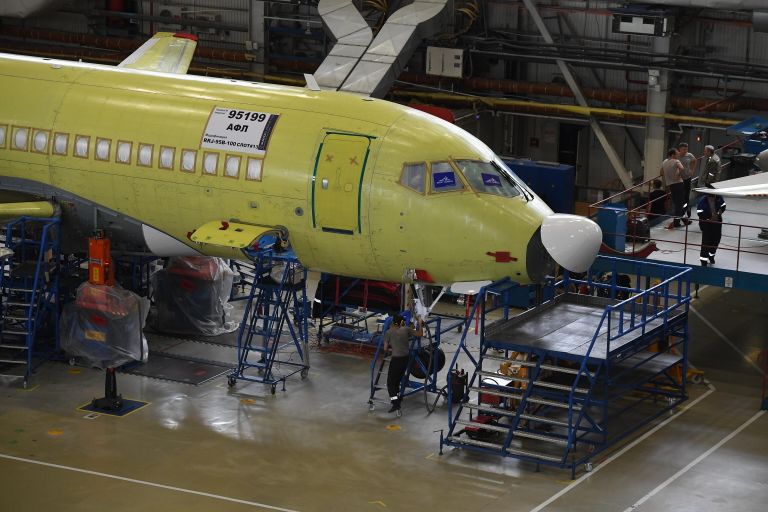Самолет Sukhoi Superjet 100 в цехе окончательной сборки на заводе имени Гагарина в Комсомольске-на-Амуре