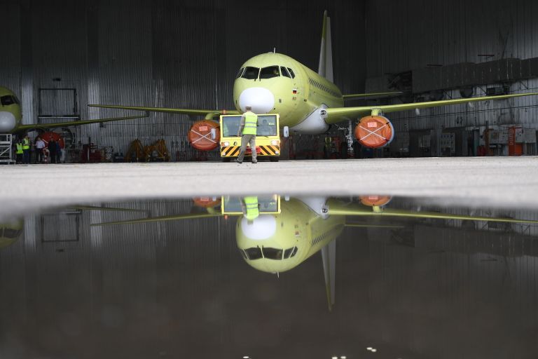 Самолет Sukhoi Superjet 100 на заводе имени Гагарина в Комсомольске-на-Амуре