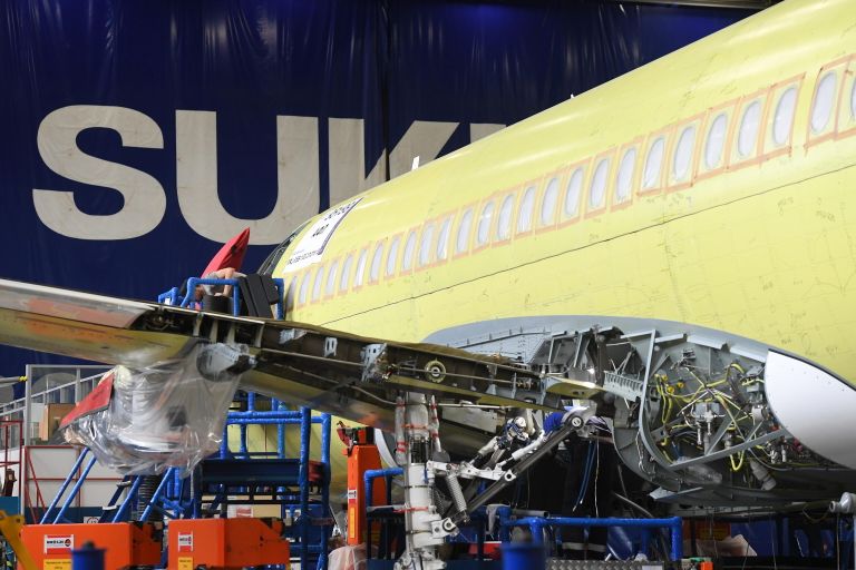 Самолет Sukhoi Superjet 100 в цехе окончательной сборки на заводе имени Гагарина в Комсомольске-на-Амуре