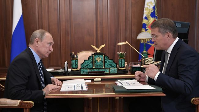 Владимир Путин и временно исполняющий обязанности главы Республики Башкортостан Радий Хабиров во время встречи. 26 августа 2019 Владимир Путин и временно исполняющий обязанности главы Республики Башкортостан Радий Хабиров во время встречи. 26 августа 2019