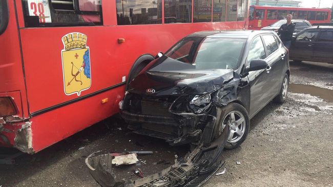 ДТП на улице Комсомольской города Кирова водитель с участием автобуса Лиаз. 26 августа 2019 ДТП на улице Комсомольской города Кирова водитель с участием автобуса Лиаз. 26 августа 2019