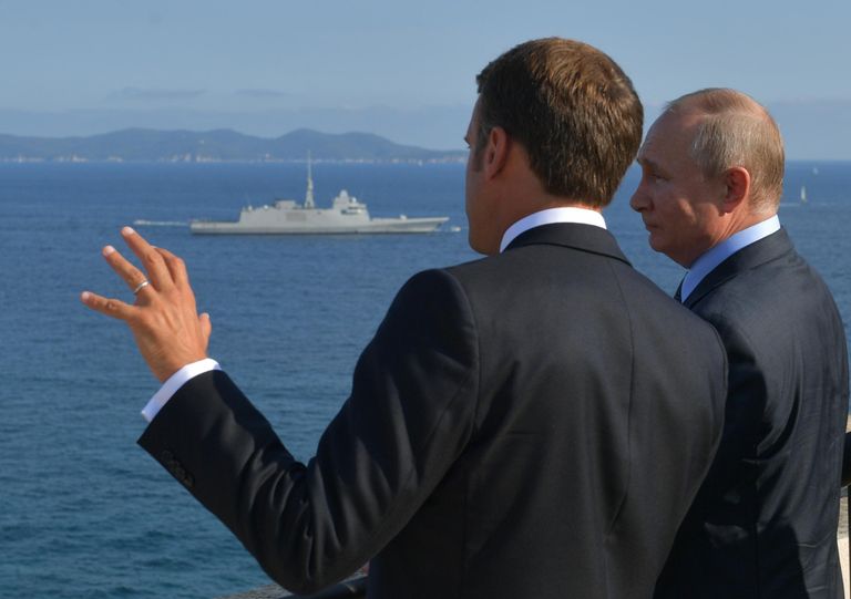 Президент РФ Владимир Путин и президент Франции Эммануэль Макрон во время встречи в резиденции президента Франции Форт Брегансон. 19 августа 2019 