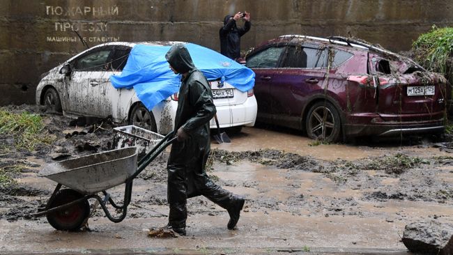 Поврежденные автомобили в результате сильного дождя во Владивостоке Поврежденные автомобили в результате сильного дождя во Владивостоке
