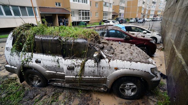 Поврежденные автомобили в результате сильного дождя во Владивостоке Поврежденные автомобили в результате сильного дождя во Владивостоке