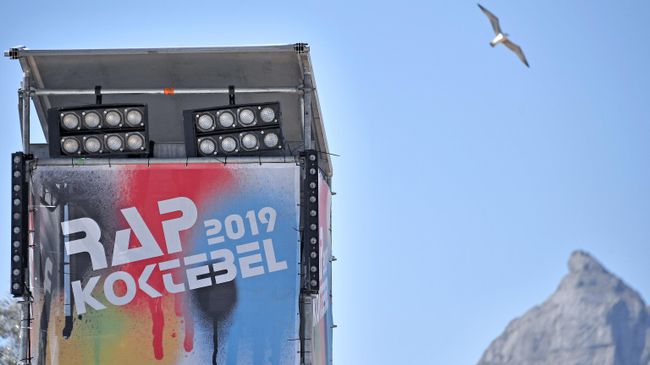 Вывеска фестиваля Rap Koktebel в Крыму Вывеска фестиваля Rap Koktebel в Крыму