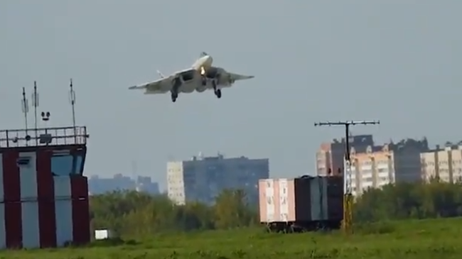 В Сети появилось видео нестандартной посадки Су-57 В Сети появилось видео нестандартной посадки Су-57