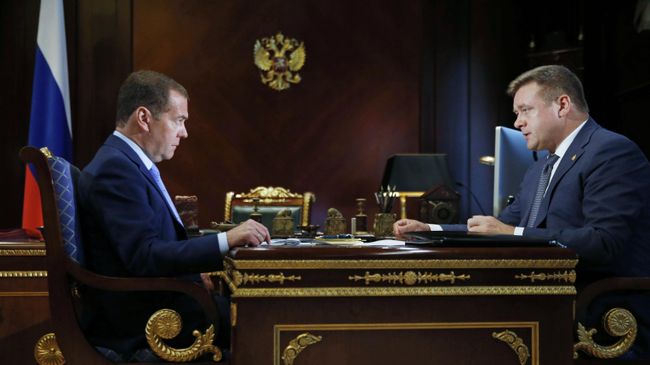 Дмитрий Медведев и губернатор Рязанской области Николай Любимов во время встречи Дмитрий Медведев и губернатор Рязанской области Николай Любимов во время встречи
