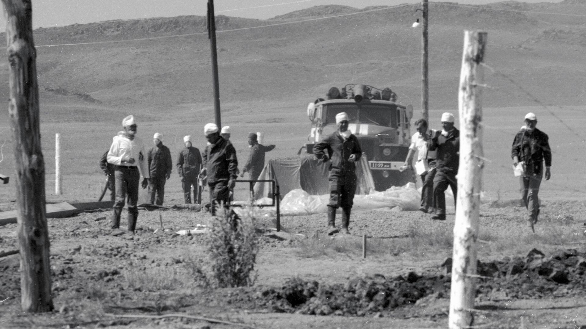 Дозиметристы проводят замеры на Семипалатинском полигоне после испытания ядерного оружия - РИА Новости, 1920, 29.08.2019