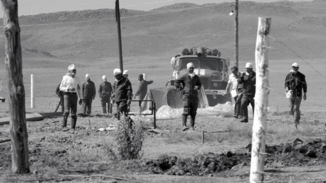 Дозиметристы проводят замеры на Семипалатинском полигоне после испытания ядерного оружия