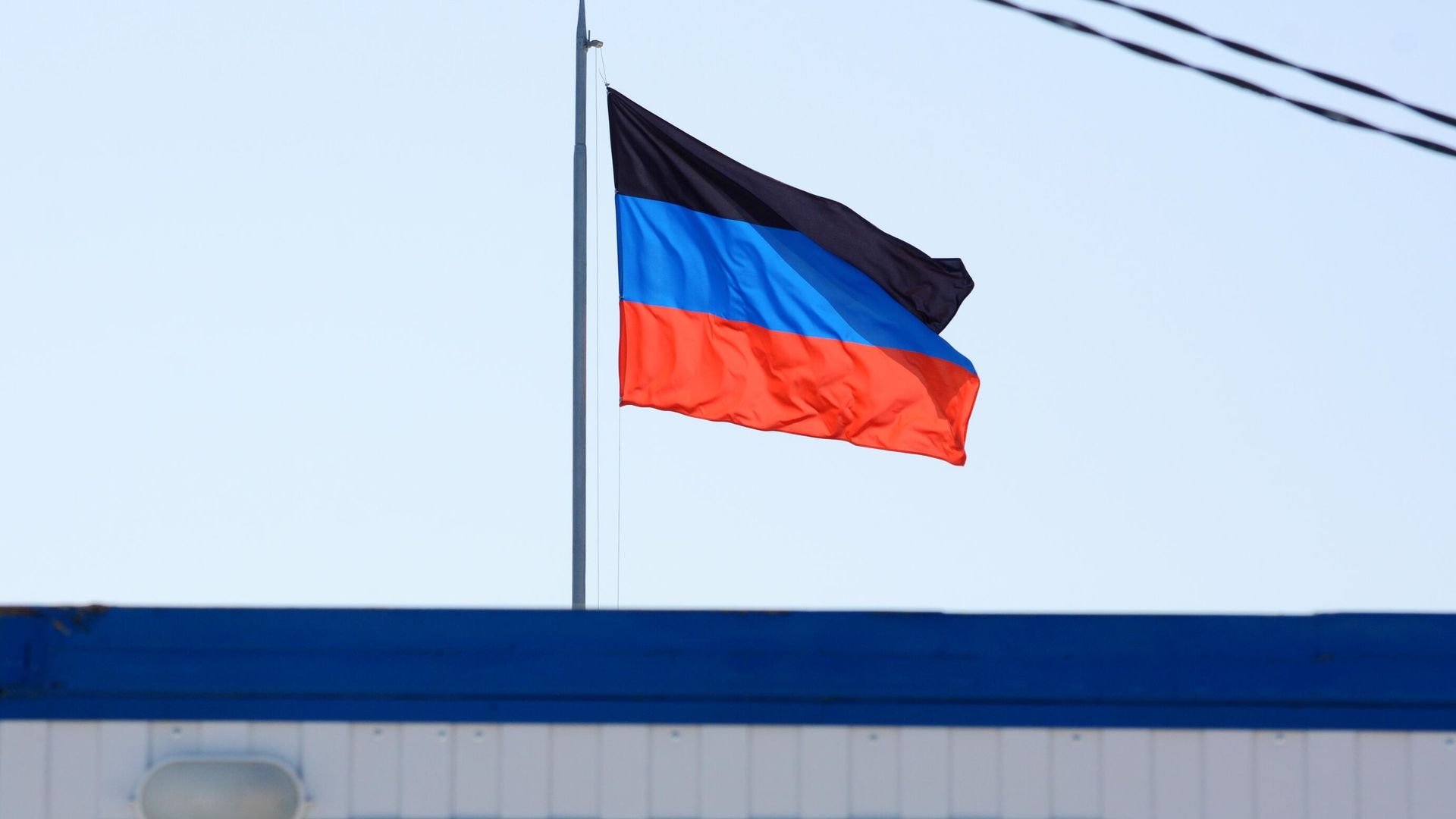 Флаг Донецкой Народной Республики над КПП Еленовка между Украиной и ДНР Флаг Донецкой Народной Республики над КПП Еленовка между Украиной и ДНР - РИА Новости, 1920, 01.05.2022