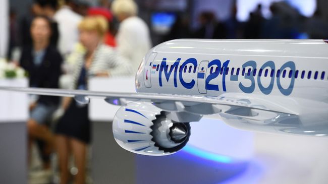 Макет российского среднемагистрального узкофюзеляжного пассажирского самолёта МС-21-300, представленный на Международном авиационно-космическом салоне МАКС-2019 Макет российского среднемагистрального узкофюзеляжного пассажирского самолёта МС-21-300, представленный на Международном авиационно-космическом салоне МАКС-2019