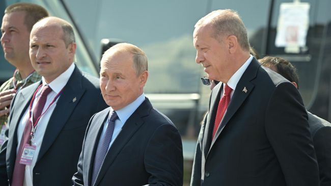 Президент РФ Владимир Путин и президент Турции Реджеп Тайип Эрдоган во время посещения Международного авиакосмического салона МАКС-2019