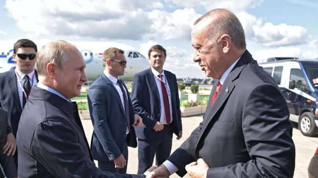 Президент РФ Владимир Путин и президент Турции Реджеп Тайип Эрдоган во время встречи перед посещением Международного авиакосмического салона МАКС-2019 Президент РФ Владимир Путин и президент Турции Реджеп Тайип Эрдоган во время встречи перед посещением Международного авиакосмического салона МАКС-2019