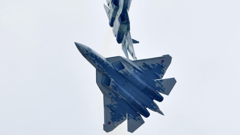 Российские многофункциональные истребители пятого поколения Су-57 выполняют демонстрационный полет на Международном авиационно-космическом салоне МАКС-2019 в подмосковном Жуковском Российские многофункциональные истребители пятого поколения Су-57 выполняют демонстрационный полет на Международном авиационно-космическом салоне МАКС-2019 в подмосковном Жуковском