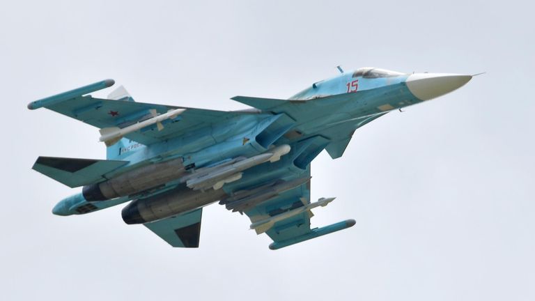 Российский многоцелевой истребитель-бомбардировщик Су-34 выполняет демонстрационный полет на Международном авиационно-космическом салоне МАКС-2019 в подмосковном Жуковском. Российский многоцелевой истребитель-бомбардировщик Су-34 выполняет демонстрационный полет на Международном авиационно-космическом салоне МАКС-2019 в подмосковном Жуковском.