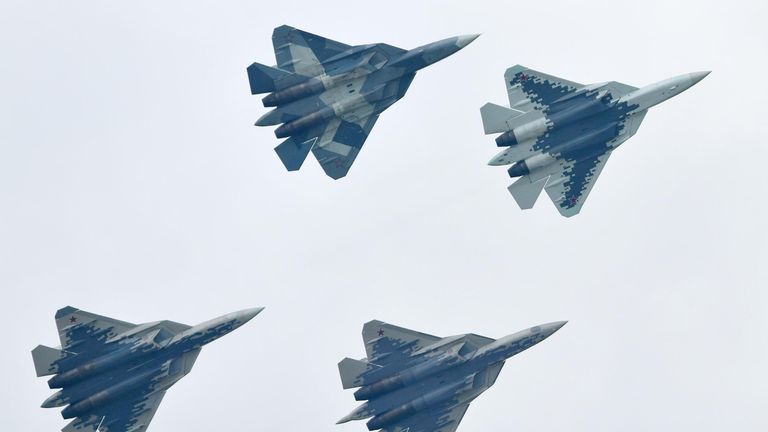 Российские многофункциональные истребители пятого поколения Су-57 выполняют демонстрационный полет на Международном авиационно-космическом салоне МАКС-2019 в подмосковном Жуковском. Российские многофункциональные истребители пятого поколения Су-57 выполняют демонстрационный полет на Международном авиационно-космическом салоне МАКС-2019 в подмосковном Жуковском.